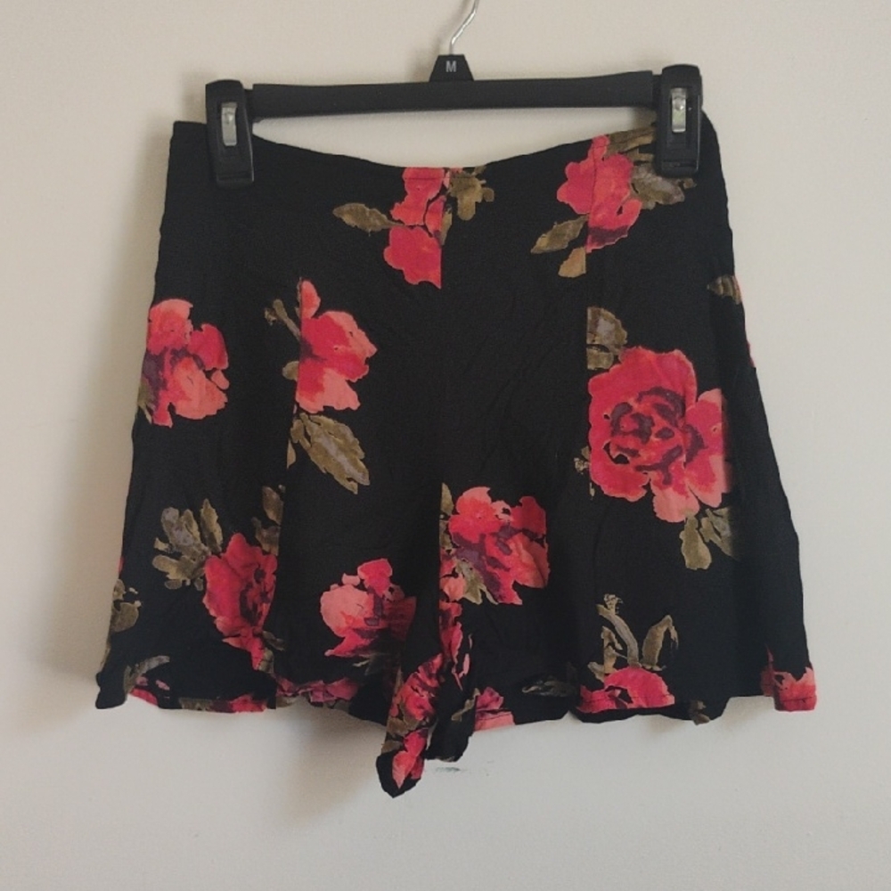 Kimchi Blue | Black + Red Floral Rose High-waist Shorts | 0 | EUC